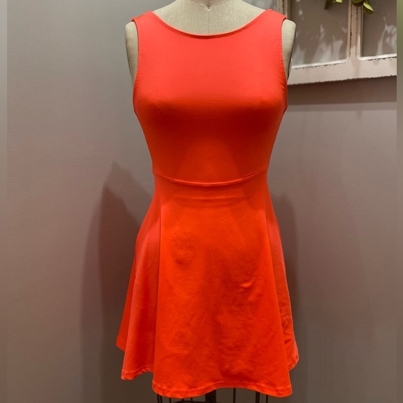 Bright orange mini dress with flared skirt and backless design - Picture 2 of 9
